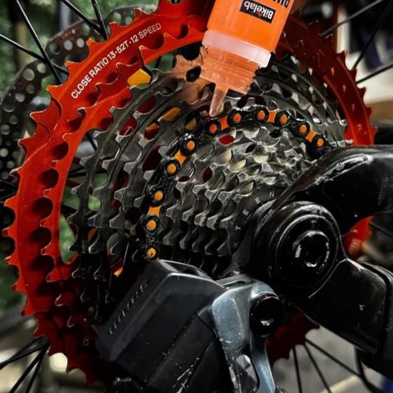 Bike Wet Lube aplicándose en la cadena, gota a gota